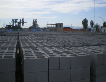 Cum îmbunătățește o mașină de fabricat cărămidă solidă eficiența producției moderne de cărămidă?